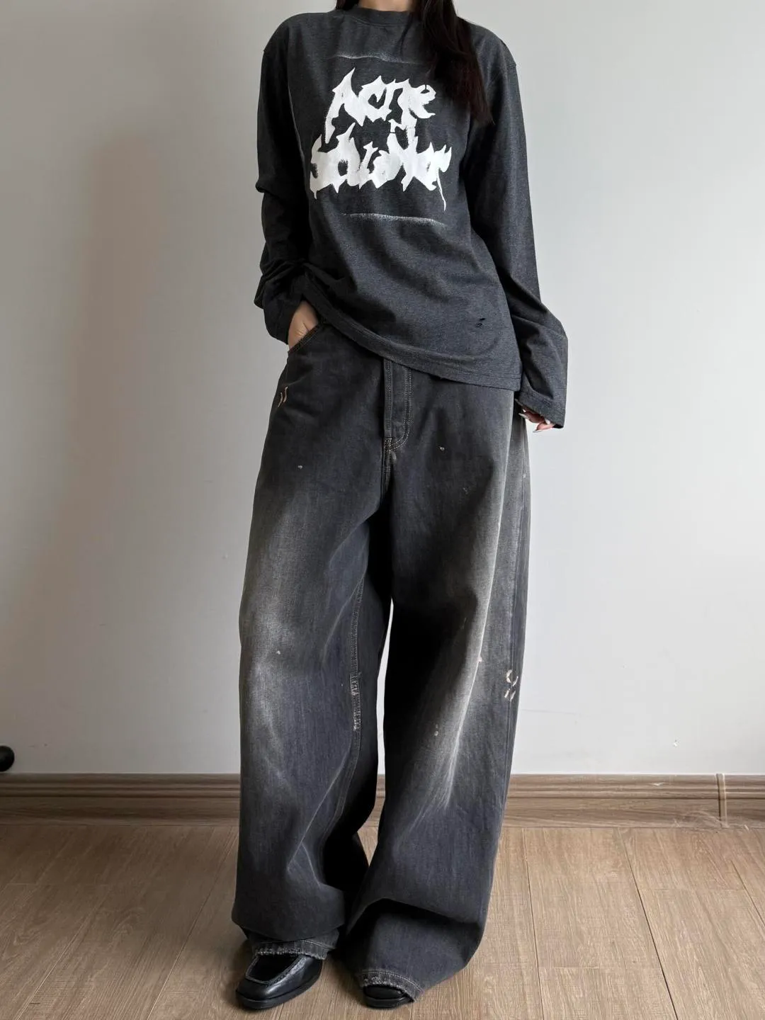 90 Acne Studios Stockholm, Sweden, Color: White Black ACNE Midsummer Capsule Series Long Sleeve Fabric: The fabric has been specially washed and feels soft and Breathable. It has a Retro worn texture, which is comfortable to wear and not easy to deform. Technology: The White letter pattern on the chest is spray-painted with a natural gradient white space effect on the edge, creating an old and worn visual level. Details: All accessories are customized. The level of precision can beat the domestic cross-border special Size table: S (chest 55.5, length 69, sleeve length 60.5, shoulder width 51.5) M (chest 57.5, length 71, sleeve length 61.5, shoulder width 53) L (chest 59.5, length 73, sleeve length 62.5, shoulder width 54.5) XL (chest 61.5, length 75, sleeve length 63.5 Shoulder width 56) Recommended for 170cm and below, weight 80-130kg S 170-175cm weight 130-150kg M 175-180cm weight 150-170kg L 180-185cm weight 170-190kg XL